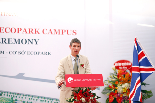 Đại sứ Anh Quốc tại Việt Nam phát biểu trong Lễ động thổ cở sở mới của BUV tại Ecopark.