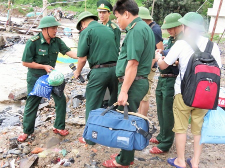 Đoàn cán bộ đồn biên phòng 54 trên đường ra cứu trợ người dân làng chài Việt Hải