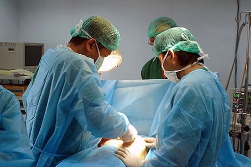 Một ca phẫu thuật ngực của các bác sĩ Khoa Phẫu thuật hàm mặt và tạo hình, Bệnh viện Trung ương Quân đội 108 (ảnh bác sĩ cung cấp).