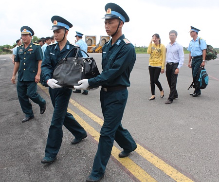 Đưa tro cốt liệt sỹ Tú vào xe cứu thương