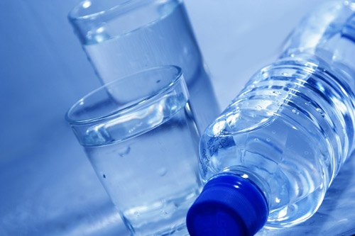Uống đủ nước là một giải pháp chống gây bệnh do nắng nóng