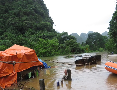 Đội thi công công trình đường nông thôn mới cho xã Việt Hải phải dừng thi công suốt 10 ngày qua. Nhiều vật dụng, vật tư của công trình đã bị lũ cuốn phăng