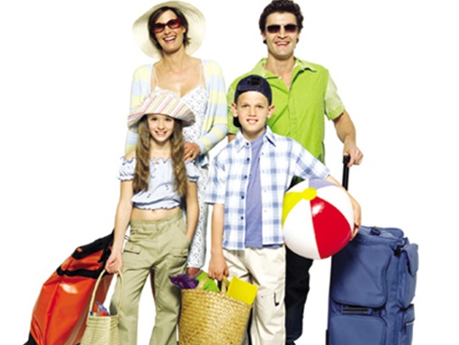 Chuyến du lịch cùng gia đình là món quà thưởng để con hòa mình vào gia đình. Ảnh minh họa.