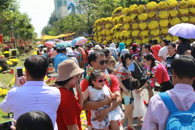 Các em nhỏ cũng hào hứng đội nắng cùng cha mẹ du Xuân