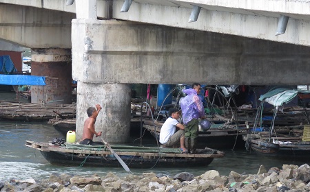 Gầm cầu Bài Thơ (Hạ Long) chật kín thuyền mủng neo đậu tránh bão.