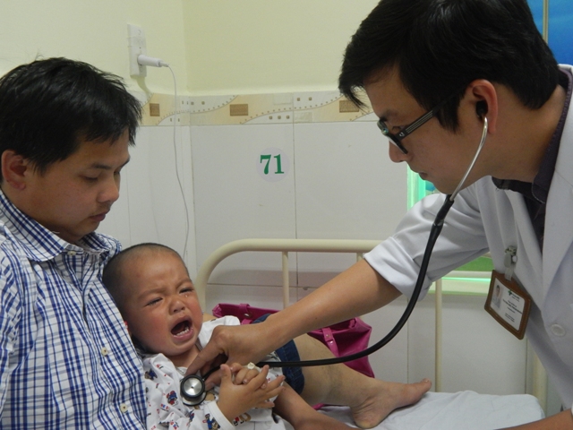 Các bác sĩ BV Hoàn Mỹ Đà Nẵng đang khám cho bé trai quốc tịch Trung Quốc. Ảnh Đ.H