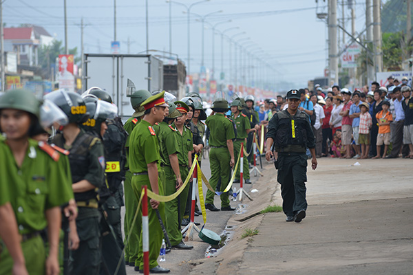 Cảnh sát kiểm soát nghiêm ngặt tại hiện trường. Ảnh Vietnamnet.