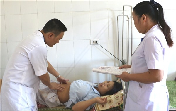 Bác sỹ Thọ thăm khám bệnh nhân Hoa sau phẫu.