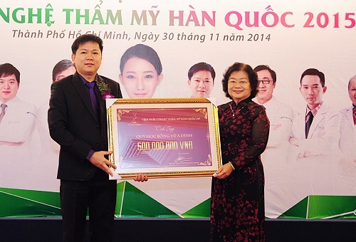 TS.Bs Nguyễn Phan Tú Dung trao tặng học bổng Vừ A Dính 500 triệu đồng cho đại diện - Bà Trương Mỹ Hoa (nguyên phó chủ tịch nước cộng hòa XHCN Việt Nam)