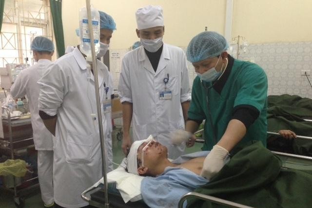 Ông Trần Văn Thiết (áo xanh) Trưởng khoa phẫu thuật thần kinh lồng ngực Bệnh viện Đa khoa tỉnh Thanh Hóa được Sở y tế điều động lên cùng các bác sỹ tại Bệnh viện Ngọc Lặc cấp cứu các nạn nhân