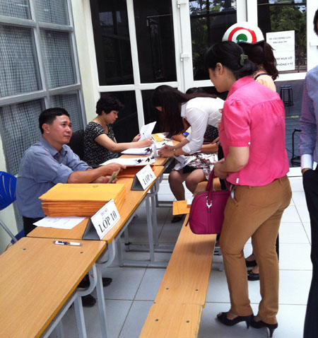Phụ huynh đang mua hồ sơ tuyển sinh vào lớp 6 cho con tại trường THCS Lương Thế Vin, Hà Nội. Ảnh: T.Hằng