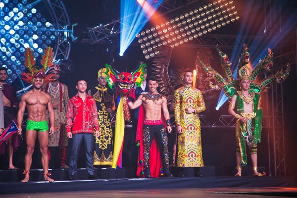 Nguyễn Văn Sơn chọn áo dài làm trang phục truyền thống tại đêm chung kết