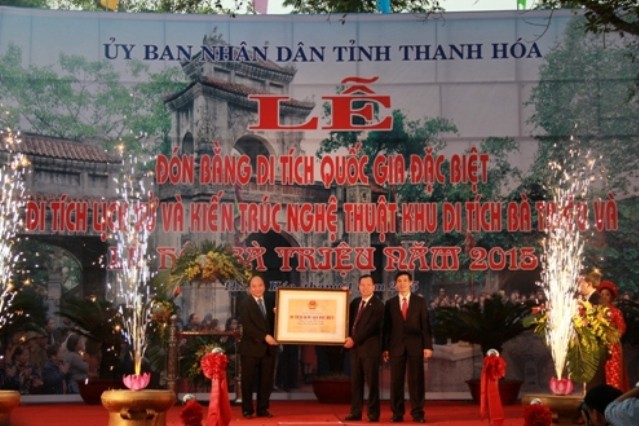 Phó Thủ tướng Chính phủ Nguyễn Xuân Phúc trao bằng xếp hạng Di tích Quốc gia đặc biệt