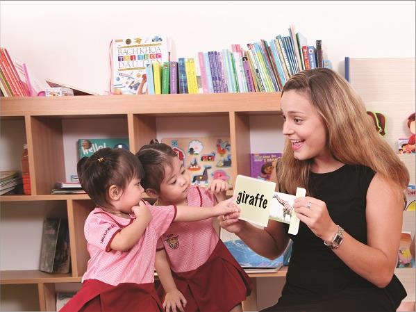 Giáo dục sớm giúp trẻ tiếp xúc với ngoại ngữ từ sớm và khám phá cuộc sống qua các trò chơi bổ ích