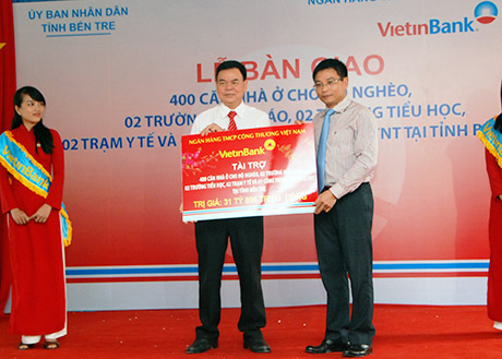 Chủ tịch HĐQT VietinBank Nguyễn Văn Thắng trao tài trợ cho tỉnh Bến Tre.