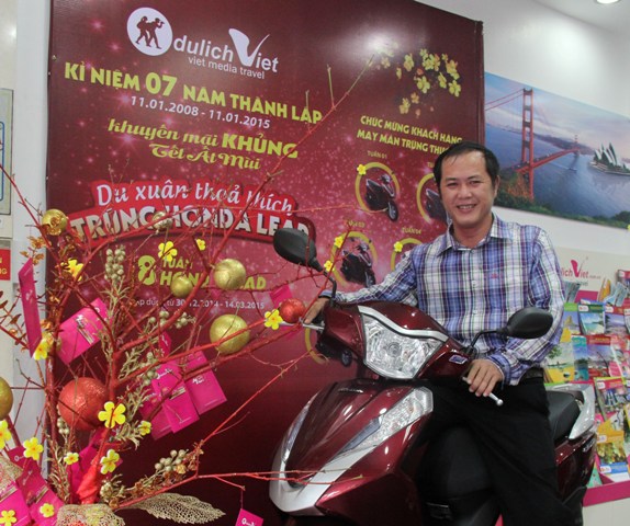 Anh Lê Quang Vinh là khách hàng đầu tiên trúng thưởng chiếc xe Honda Lead