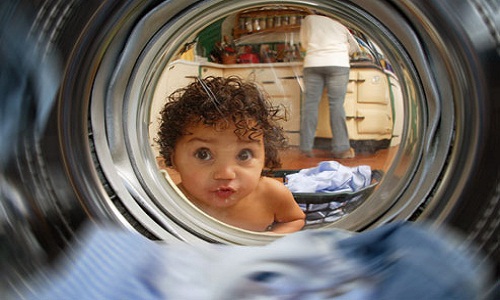 Máy giặt lồng ngang có thể gây những hậu quả khôn lường khi không kiểm soát được hoạt động cúa trẻ. Ảnh: Internet