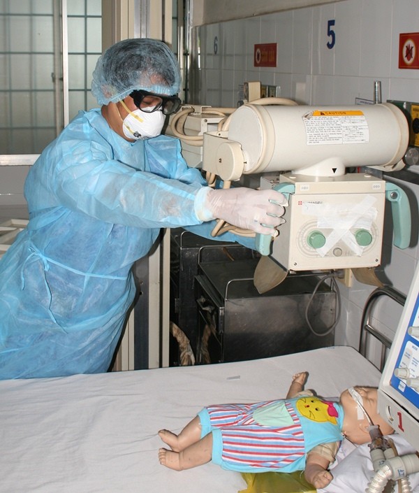 Thiết bị siêu âm được di chuyển tới phòng cách ly với nhân viên vừa mặc áo chì vừa mặc áo phòng hộ. Thông tin mới nhất cho hay tại Hàn Quốc, nơi xảy ra dịch bệnh Mers-Cov nhiều, một nhân viên vận hành thiết bị X-Quang vừa bị lây nhiễm Mers-CoV.