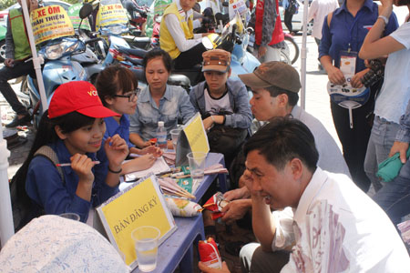 Những chiếc bánh mì phát cho thí sinh và người nhà lót dạ.