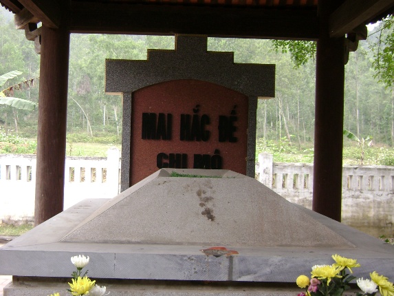Khu mộ nhà vua nằm cách đền chừng 3km về phía Tây, giữa một thung lũng hẹp bên chân núi Đụn