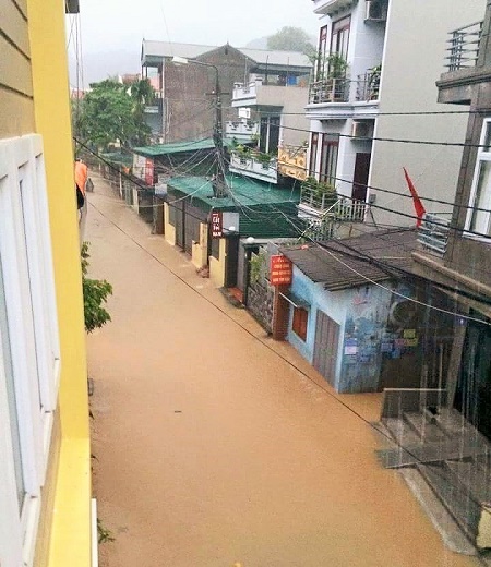 Tại các khu dân cư thành phố Hạ Long, mênh mông nước tràn vào nhà