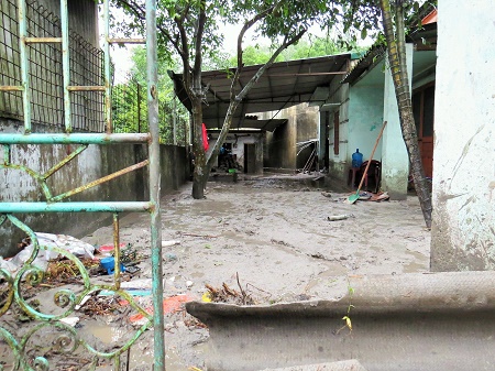 Nhiều công trình nhà dân bị hư hại nặng nề trong trận mưa nhu trút hai ngày qua