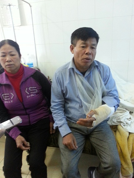 Ông Đô và bà Sạy kể lại cho phóng viên nghe toàn bộ vụ hành hung của bố con ông Hưng