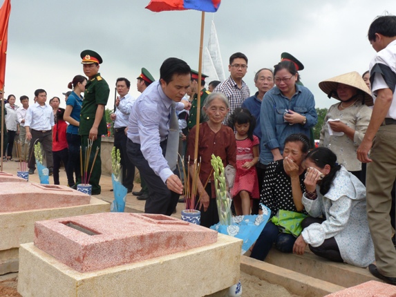 Thắp hương cho liệt sỹ sau khi an táng tại nghĩa trang liệt sĩ huyện Đô Lương, Nghệ An