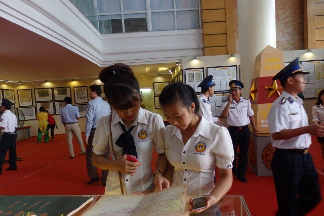 Các em học sinh chăm chú đọc những tư liệu khẳng định chủ quyền Hoàng Sa, Trường Sa là của Việt Nam
