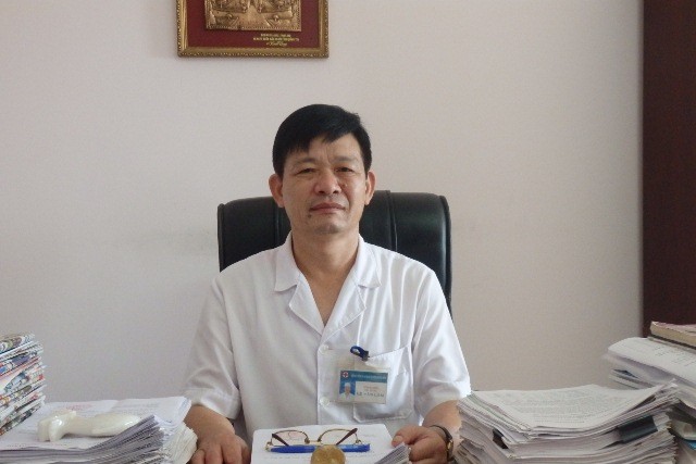 Ông Lê Văn Lâm, Giám đốc Bệnh viện Đa khoa huyện Đông Sơn, tỉnh Thanh Hóa trao đổi với PV