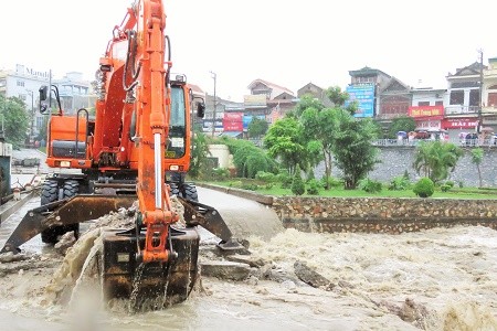 Quyết định phá đập tràn Sông Sinh để cứu 200 hộ dân.