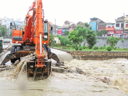 UBND thành phố Uông Bí đã tiến hành phá đập tràn Sông Sinh để thoát lũ cứu hơn 200 hộ dân đang chịu ngập lụt