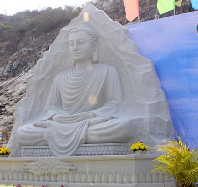 Mẫu thượng Phật Thích Ca toạ thiền sẽ được chạm vào đá trên đỉnh núi Sam
