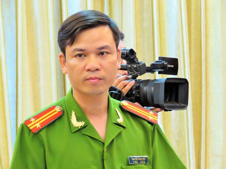 Trung tá Nguyễn Trọng Hiển, phó trưởng CA huyện Cẩm Giàng xác nhận không có chuyện xe ủi chèn qua bà Châm