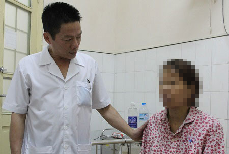 BS. Lưu Quốc Khải - Trưởng khoa Đẻ, BV Phụ sản Hà Nội thăm hỏi bệnh nhân NTH sau khi phẫu thuật.