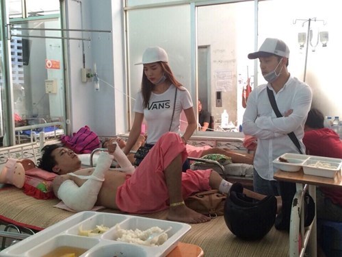 Ưng Hoàng Phúc và Kim Cương vào bệnh viện thăm Nguyễn Giàu.