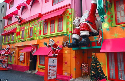 Khách sạn tình yêu Christmas Chapel Love Hotel ở Osaka với phong cách Giáng sinh.