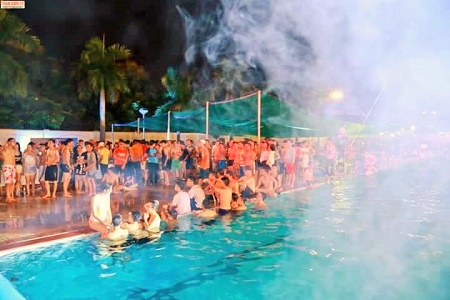 Những người đến dự Pool party chủ yếu đi chân đát, mặc đồ bơi