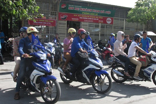 Ngay từ sáng sớm hơn 5000 sinh viên tình nguyện đồng loạt xuống đường đưa các em thí sinh đến những điểm thi đúng giờ