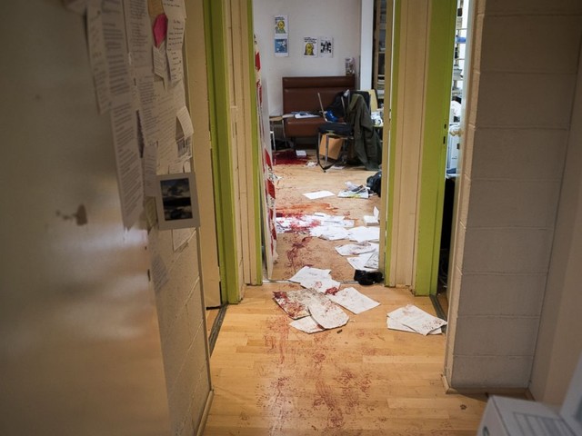 Những vết máu loang lổ trong phòng tin tức của tuần báo Charlie Hebdo, Paris sau vụ thảm sát khủng khiếp hôm 7/1 vừa được công bố.