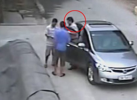 Người đàn ông ngoại quốc đi xe hơi giả vờ đổi tiền để trộm cắp.