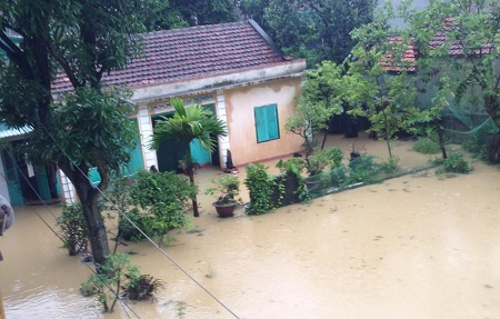 Nhà dân ở TX Quang Hanh (Cẩm  Phả) bị cô lập bởi nước lũ vây quanh