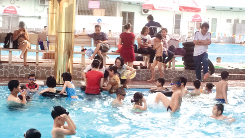 Tình trạng quá tải cũng thấy ở bể bơi dành cho trẻ em tại phố Nguyễn Quý Đức, quận Thanh Xuân.	Ảnh: H.Nguyên
