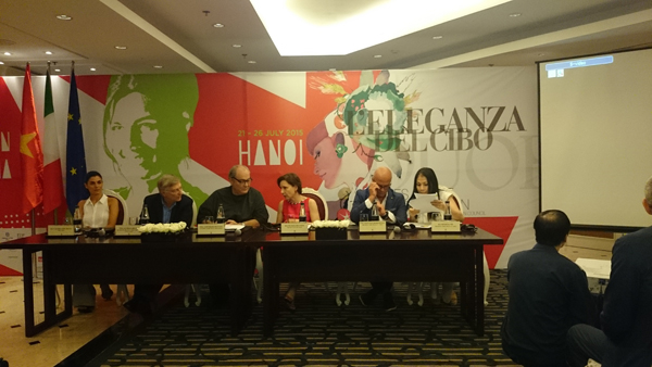 Nhà tổ chức, diễn viên họp báo ra mắt Liên hoan phim Ý tại Việt Nam.