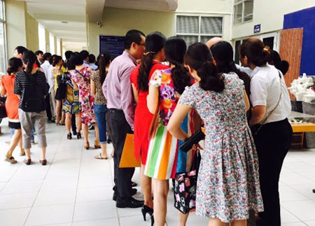Phụ huynh xếp hàng để mua hồ sơ tại trường THCS dân lập Lương Thế Vinh, Hà Nội.