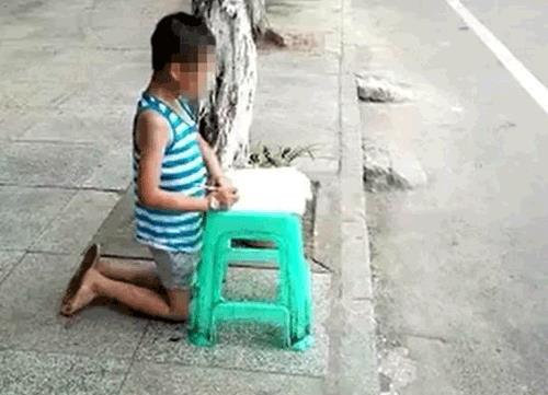 
H&igrave;nh ảnh b&eacute; trai bị mẹ phạt quỳ giữa phố
