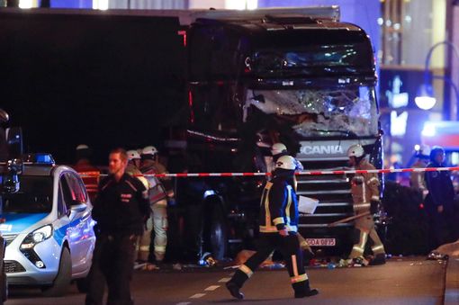 
H&igrave;nh ảnh chiếc xe tải g&acirc;y ra thảm kịch kinh ho&agrave;ng tại phi&ecirc;n chợ Gi&aacute;ng sinh thủ đ&ocirc; Berlin, Đức.

