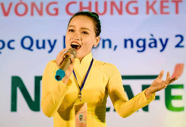 Nguyễn Thị Huyền xuất sắc giành HCV Hội thi Tiếng hát sinh viên toàn quốc tháng 5/2016 (ảnh nhân vật cung cấp).