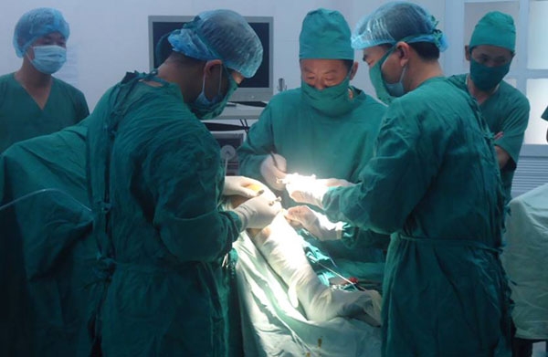 Một ca phẫu thuật nội soi khớp gối tại BV Mộc Châu. Ảnh: BSCC