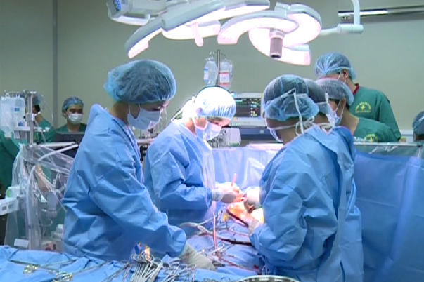 
Một ca phẫu thuật tim hở thay van 2 lá tại Bệnh viện Đa khoa tỉnh Thanh Hóa.
